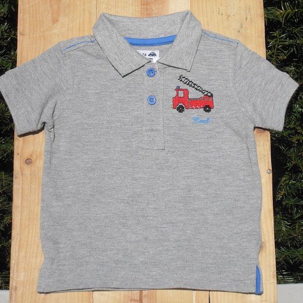 Graues Polo-Shirt mit Feuerwehrauto, Größe 74