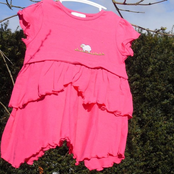 Pinkes Kleidchen mit Schäfchen, Größe 104